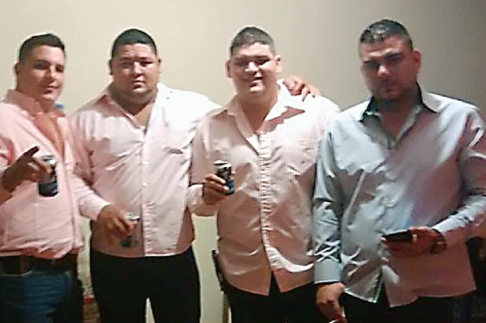 Dos días antes de la detención, una de las víctimas subió a su cuenta de Facebook esta foto, en la que aparece con sus amigos (TOMADA DE FACEBOOK)