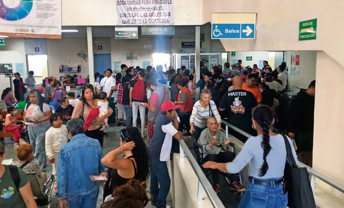 Cientos de personas buscaban atención en la Unidad Médica Familiar número 2 del IMSS, que se vio rebasada por la falta de personal y varias enfermedades. Foto: Raúl Torres | El Universal