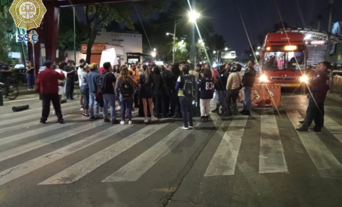 Tras hallar restos humanos en Tlatelolco, vecinos bloquean Insurgentes para exigir seguridad (08/03/25). Foto: de @OVIALCDMX