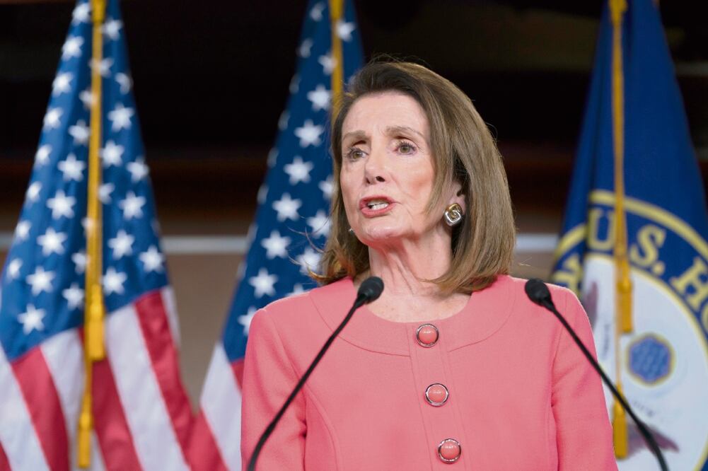 Burla. La figura de una gallina fue colocada ayer sobre el escritorio donde debía estar el fiscal general William Barr, en una comisión de la Cámara Baja. / ANDREW HARNIK. AP