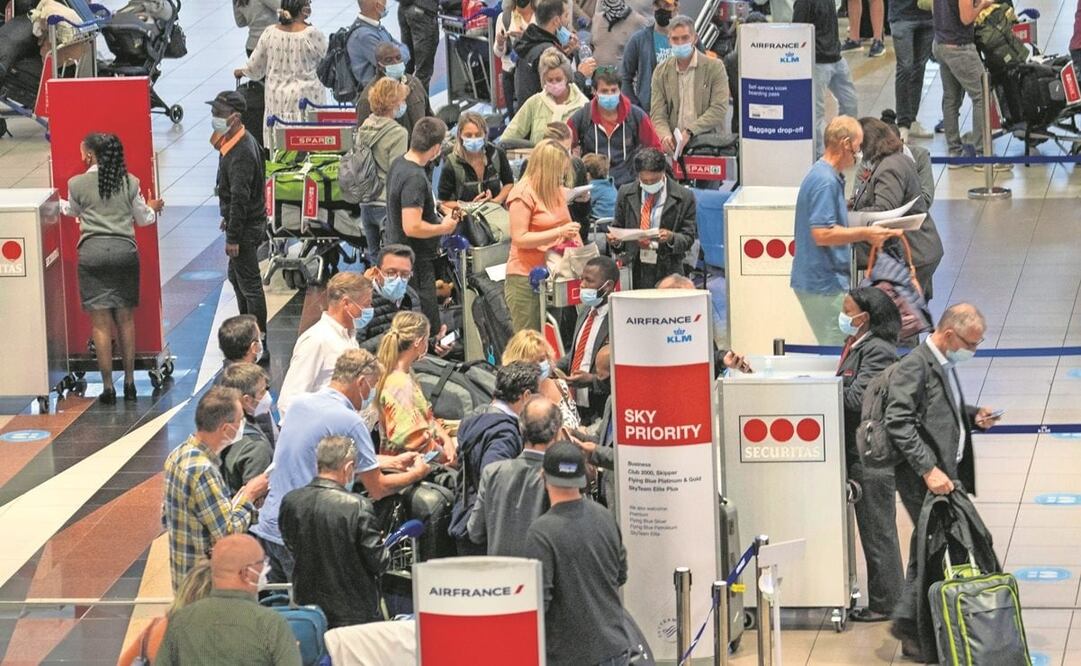 La gente hace fila para tomar el vuelo de Air France a París en el Aeropuerto Internacional de Johannesburgo. Foto: Jerome Delay. AP
