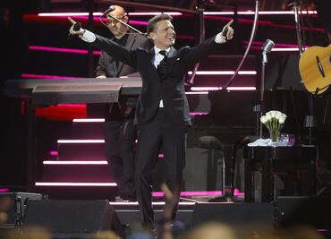 Aplauden de pie a Luis Miguel en España y su novia Paloma Cuevas inmortaliza el momento