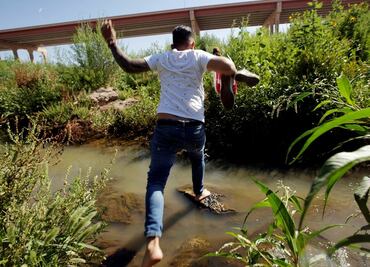 Migrantes, en alerta ante el peligro de cruzar a EU por el río Bravo