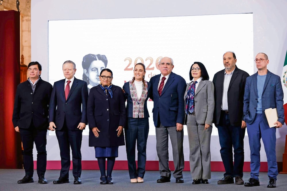 Acompañada por algunos de sus colaboradores, la presidenta Claudia Sheinbaum presentó ayer su propuesta de reforma electoral, que fue enviada al Congreso para su análisis. Foto: Diego Simón / EL UNIVERSAL