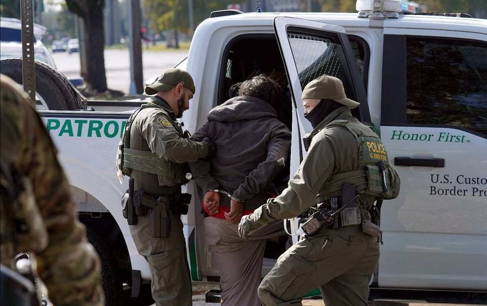 Agentes de la Patrulla Fronteriza de EU detienen a un hombre en una calle en Nueva Orleans, Luisiana, durante el primer día de la operación "Catahoula Crunch", el 3 de diciembre de 2025. Foto: AFP