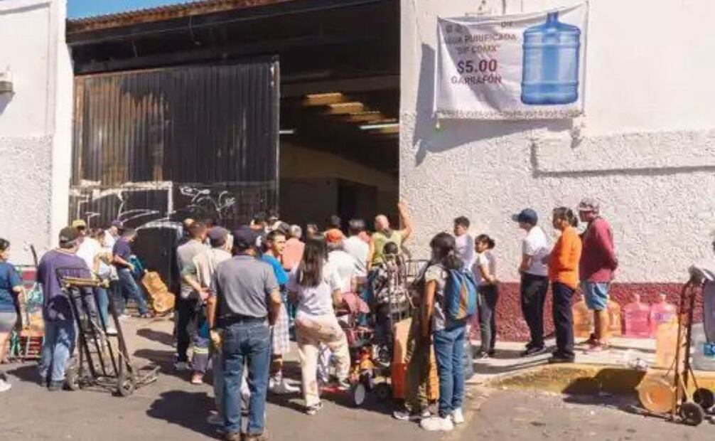 Socorro compró por 15 pesos tres garrafones de agua purificada.
Foto: Osmar Alvarado