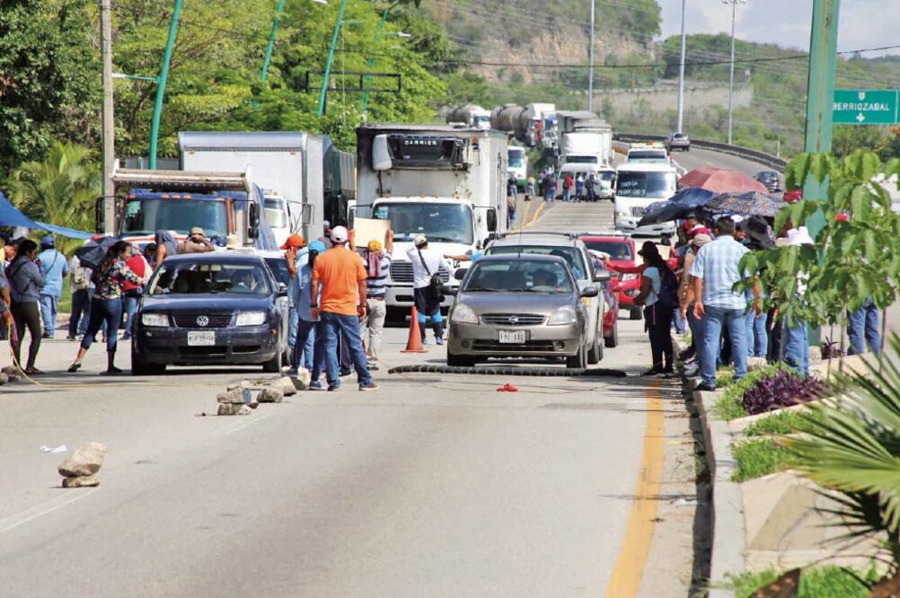Integrantes de la CNTE en Chiapas bloquearon las carreteras de Chiapa de Corzo-San Cristóbal de las Casas y de Ocuilapa-Ocozocoautla (ALEJANDRA CHÁVEZ. EL UNIVERSAL)