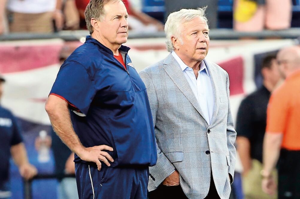 Robert Kraft (der.) señala a Bill como el mejor entrenador de la historia. AP