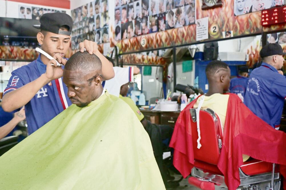 Los migrantes africanos y asiáticos saturan hoteles, restaurantes, tiendas de ropa, agencias de viaje, casas de cambio, peluquerías y empresas de envíos de dinero en la frontera sur dicen comerciantes (MARÍA DE JESÚS PETERS. EL UNIVERSAL)