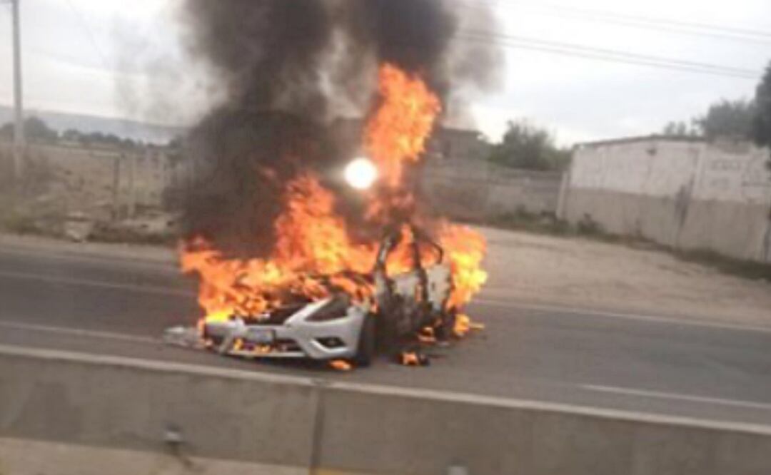 Individuos con armas largas despojaron de camiones, un tráiler y autos compactos al menos a diez conductores y le prendieron fuego. Foto: Tomada de @luz_adriana_gto