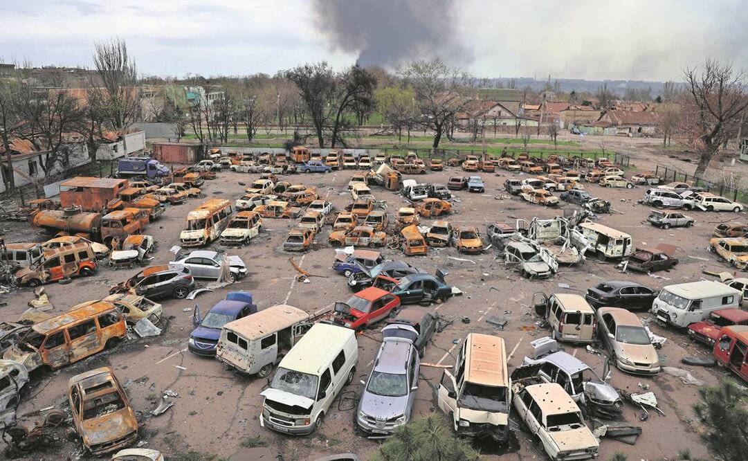 Vehículos dañados, en una parte destruida de la planta Illich Iron & Steel Works, en Mariupol. Foto: Alexei Alexandrov/ AP.