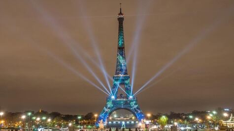 La Torre Eiffel estrena espectáculo de luz y sonido