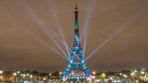 La Torre Eiffel estrena espectáculo de luz y sonido