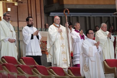 Cardenal Carlos Aguiar pide a católicos arropar a migrantes