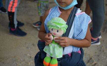 Cómo los “coyotes” marcan como “entregas” a los niños migrantes y escriben sus teléfonos en playeras