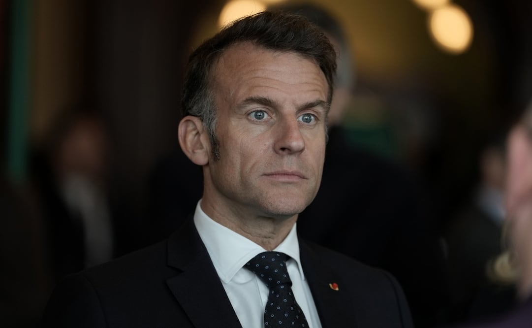 El presidente francés, Emmanuel Macron, conversa con los empleados durante su visita a Disneyland París, previa a la inauguración del "Mundo de Frozen" en Marne-la-Vallée, al este de París, Francia, el 27 de marzo de 2026. Foto: EFE