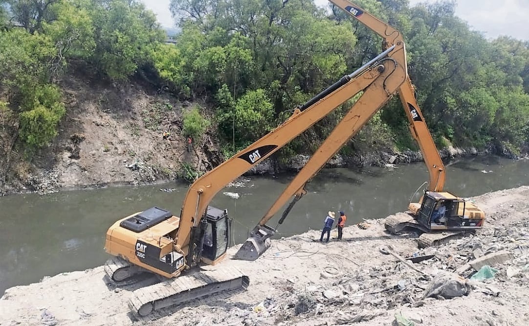 La madre de Alejandro Jared espera a que la removedora de Conagua saque la basura para entrar a buscar el cuerpo de su hijo. Foto: Especial