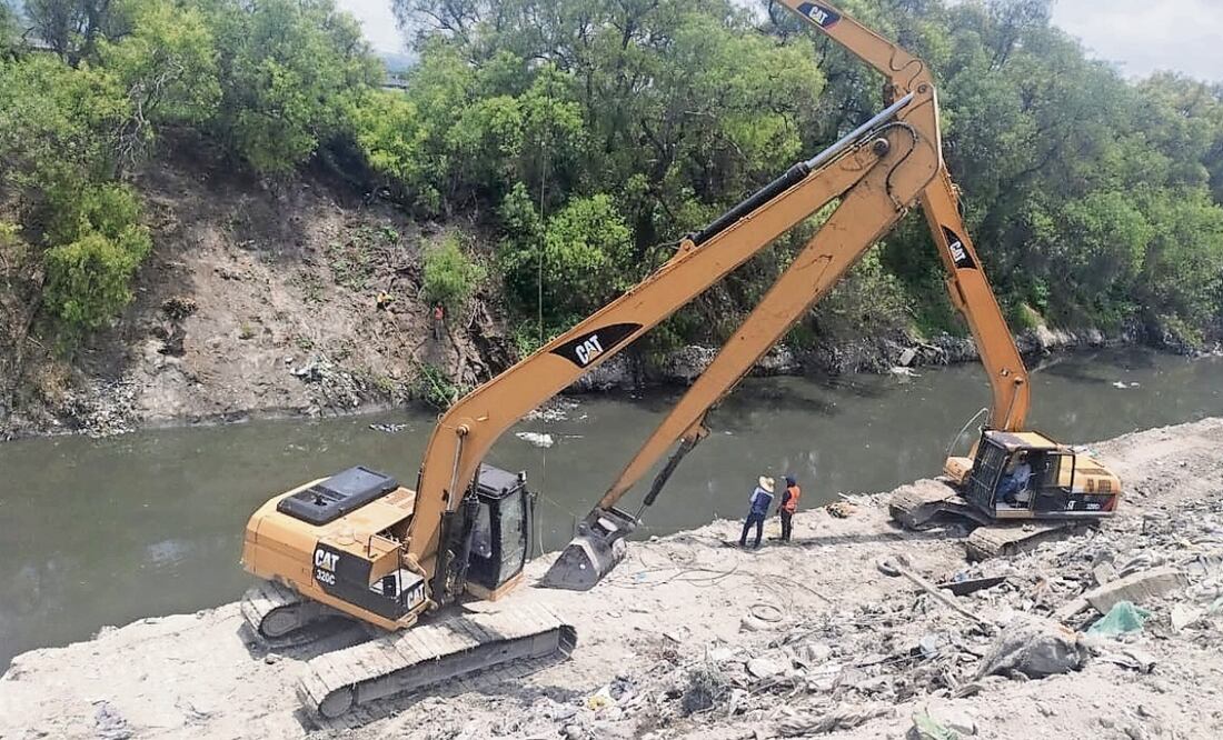 La madre de Alejandro Jared espera a que la removedora de Conagua saque la basura para entrar a buscar el cuerpo de su hijo. Foto: Especial