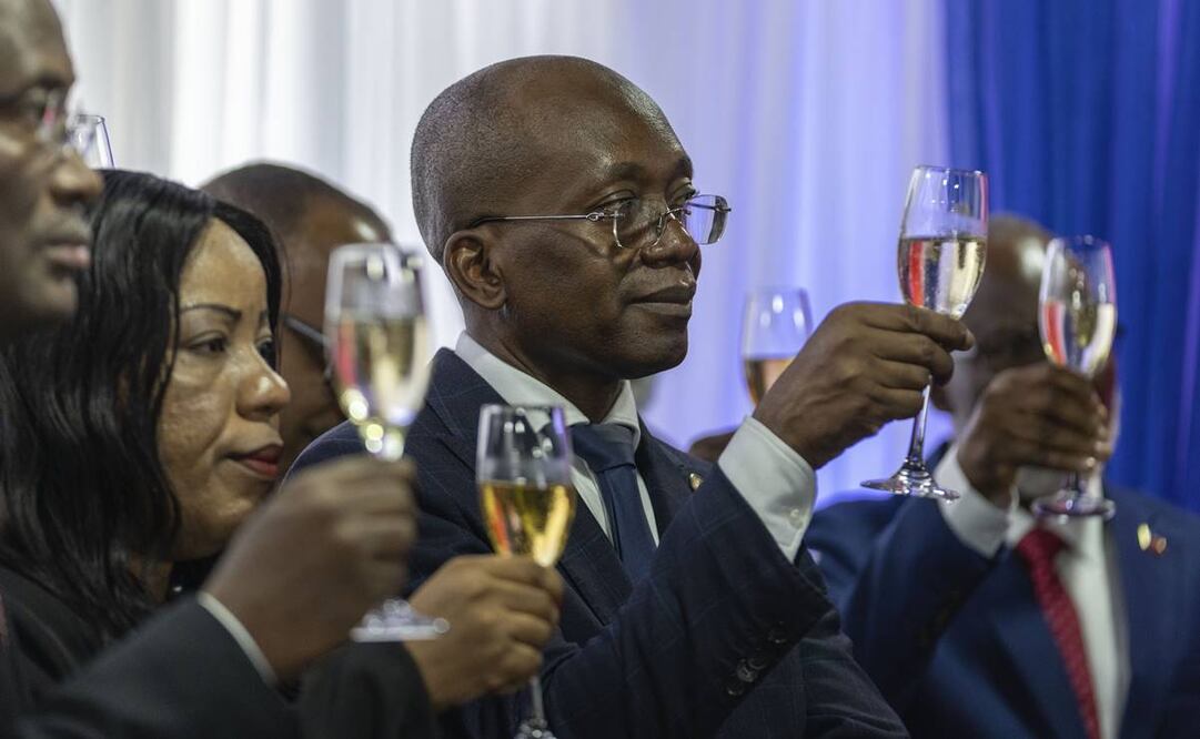 Primer Ministro saliente Ariel Henry, brinda durante la ceremonia de juramento del consejo de transición encargado de seleccionar al nuevo primer ministro y gabinete de Haití, en Puerto Príncipe. FOTO: AP