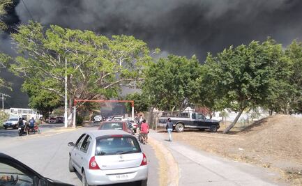Fuerte incendio en recicladora de Veracruz genera intensa fumarola; no se reportan personas lesionadas