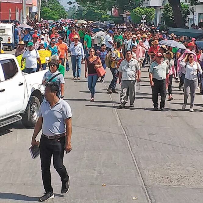Docentes de Juchitán amagan con realizar una movilizac ió n mayor si no se rehabilitan las escuelas dañadas. Foto/ESPECIAL