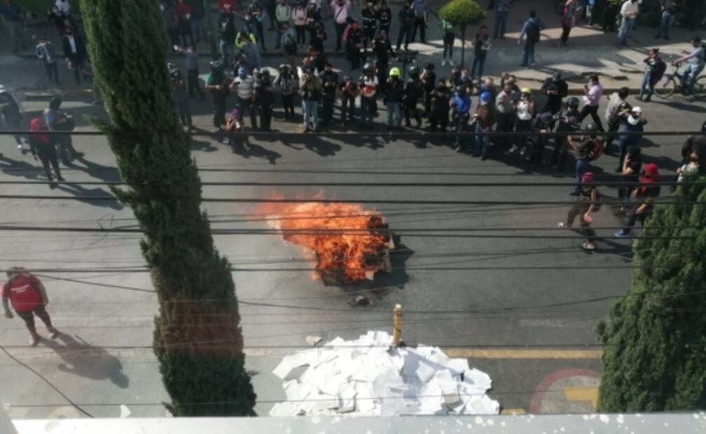 Protestan mujeres contra feminicidios; reportan daños a estaciones de L7 del Metrobús
