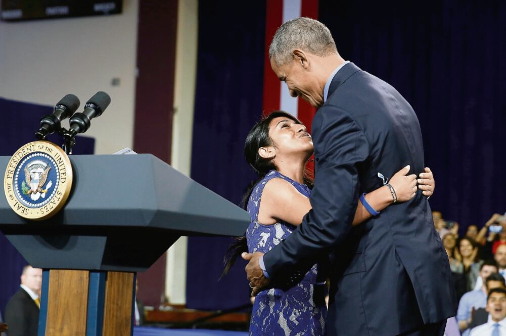 Obama abraza a Cyntia Pautan, en el foro con jóvenes en Lima, ayer. (FOTO: KEVIN LAMARQUE. REUTERS)