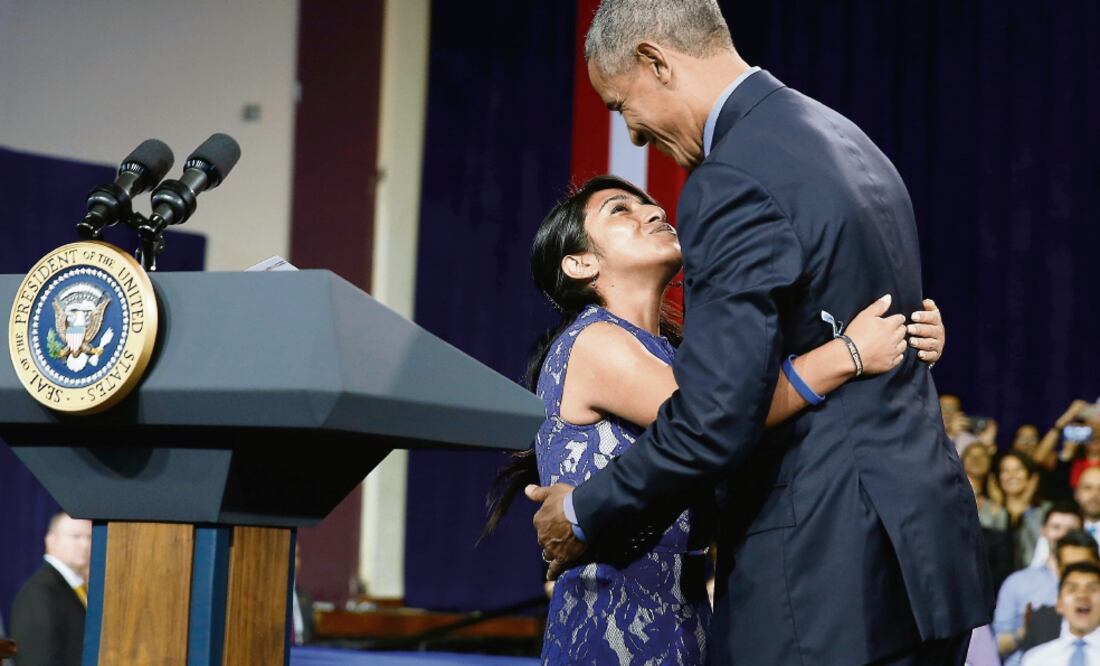 Obama abraza a Cyntia Pautan, en el foro con jóvenes en Lima, ayer. (FOTO: KEVIN LAMARQUE. REUTERS)