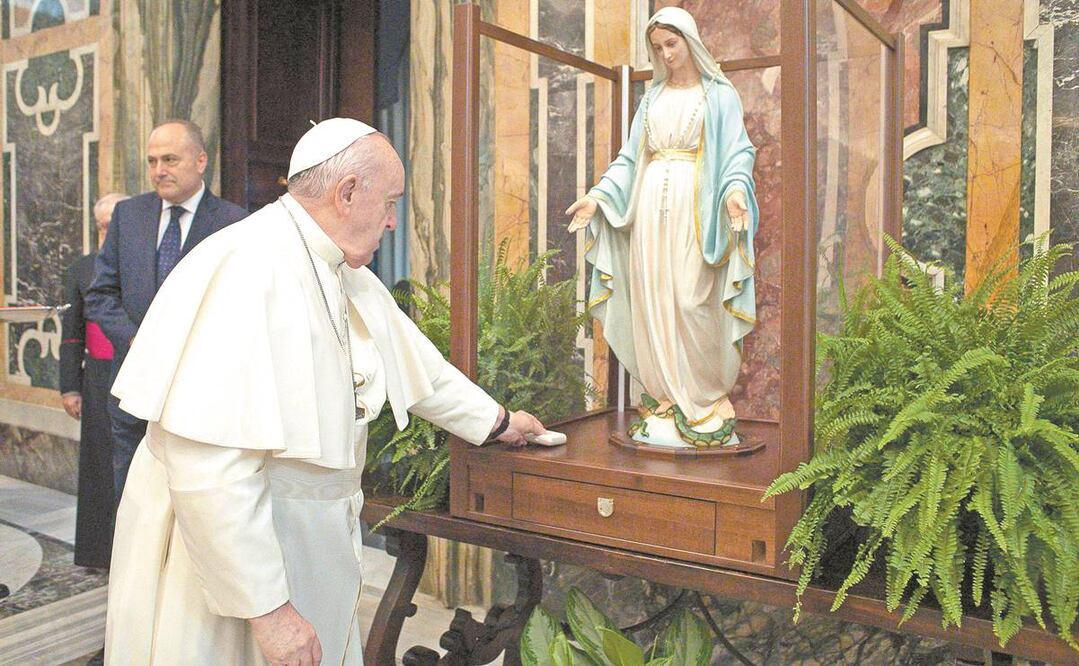El papa Francisco, durante la bendición de la estatua de Nuestra Señora de la Medalla Milagrosa, en Ciudad del Vaticano. Foto: EFE