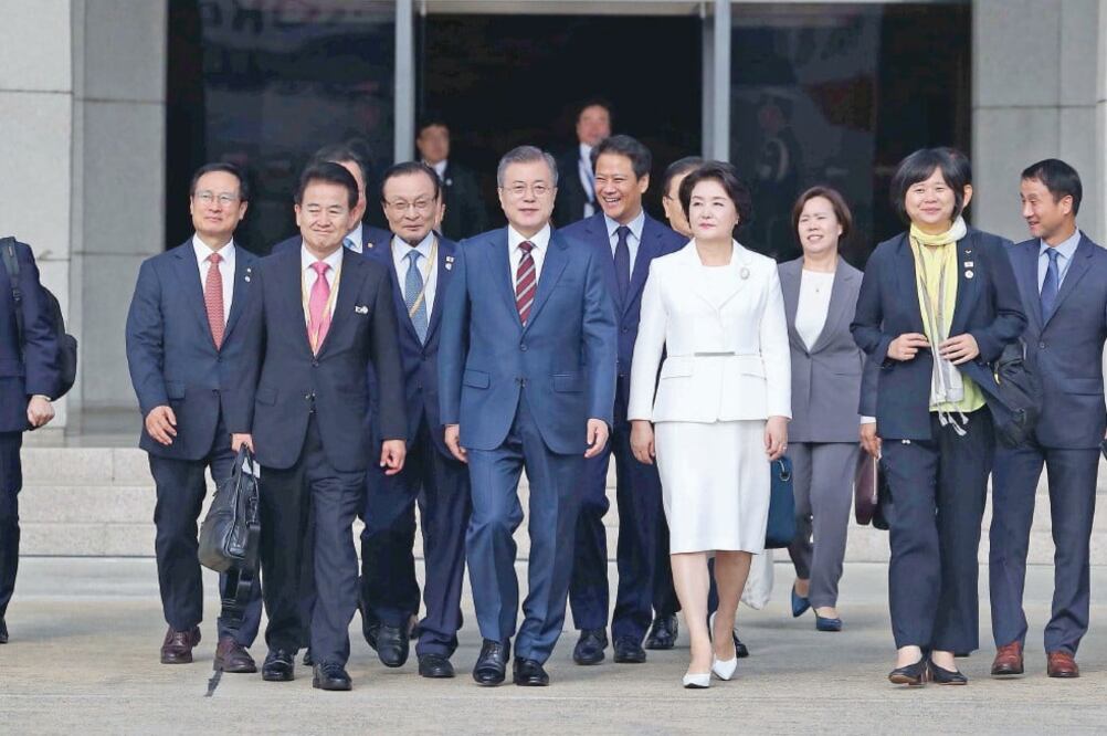 El presidente surcoreano Moon Jae-in y su esposa Kim Jung-sook abandonaron Seúl rumbo a Pyongyang para reunirse con el líder norcoreano Kim Jong Un en una cumbre de tres días. (REUTERS)
