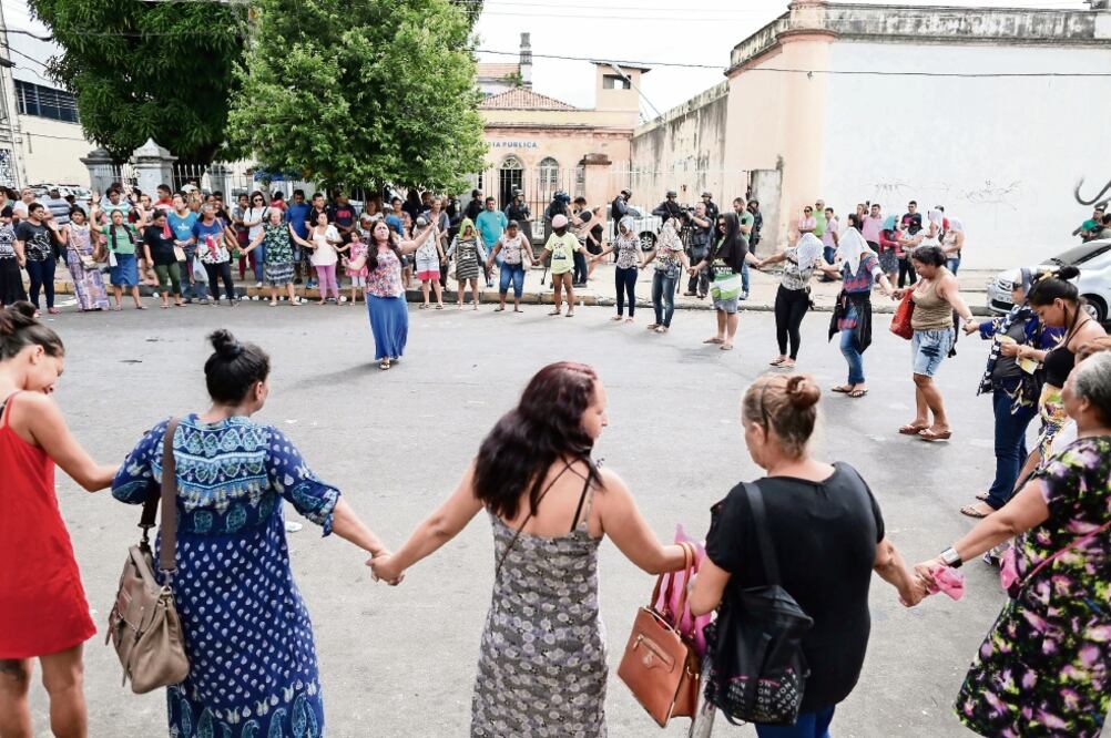 Familiares de los internos de la cárcel Desembargador Raimundo Vidal Pessoa, en la Amazonía, rezan. El fin de semana murieron cuatro presos en un motín. (REUTERS)