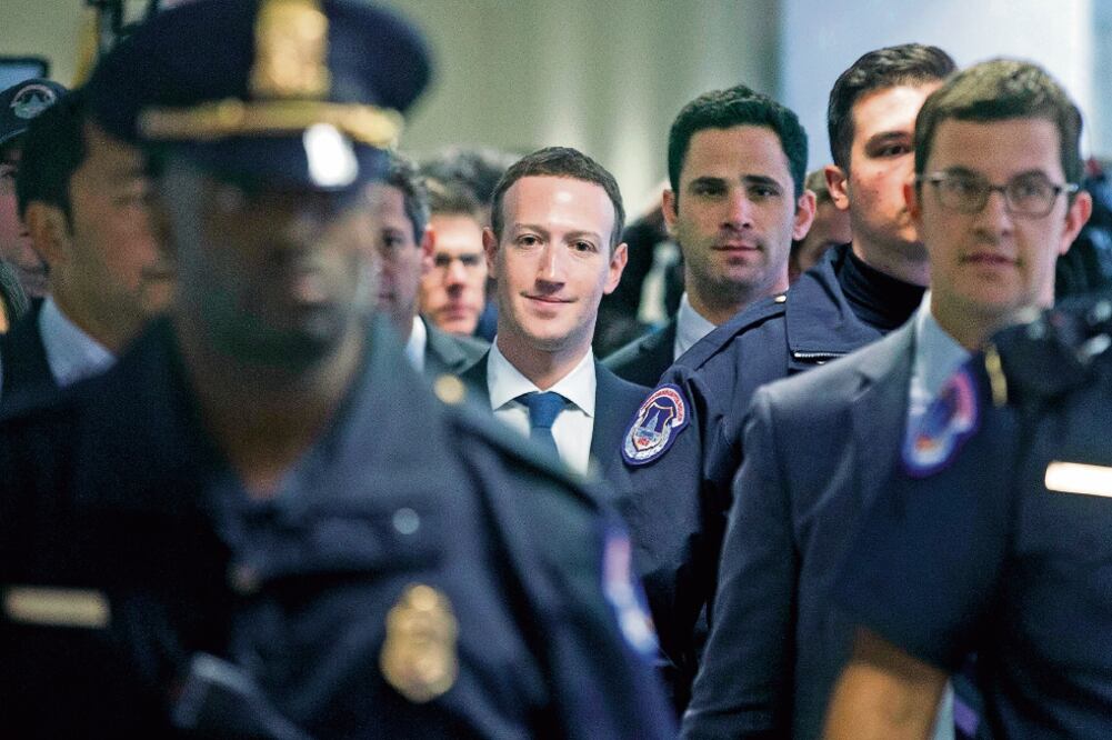 El fundador y director ejecutivo de Facebook, Mark Zuckerberg, ayer en el Senado de EU, antes de su encuentro con la demócrata Dianne Feinstein (MICHAEL REYNOLDS. EFE)