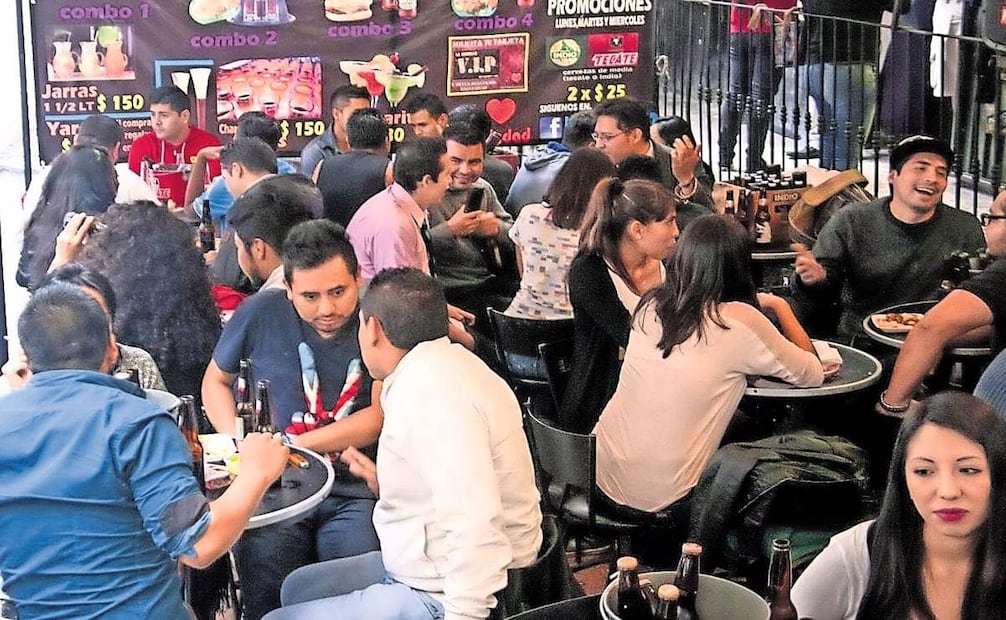 En Alcohólicos Anónimos hay personas que se ayudan entre sí a dejar la bebida sin importar retos como la presión social. Foto: Diego Simón Sánchez/Cuartoscuro.