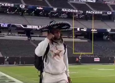 VIDEO: Estrella de la NFL aparece en el Monday Night Football con sombrero de mariachi