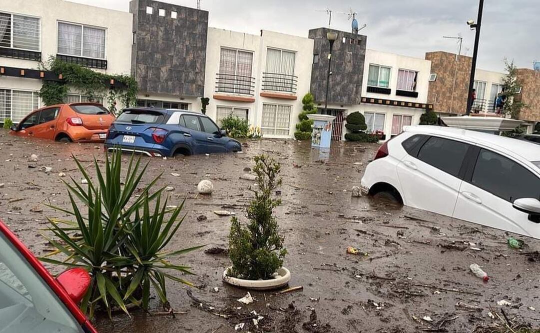 Varios vehículos quedaron bajo el agua después del fenómeno meteorológico. Foto: Especial