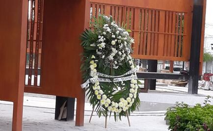 Fiscalía manda corona fúnebre a acto de desaparecidos; se disculpa