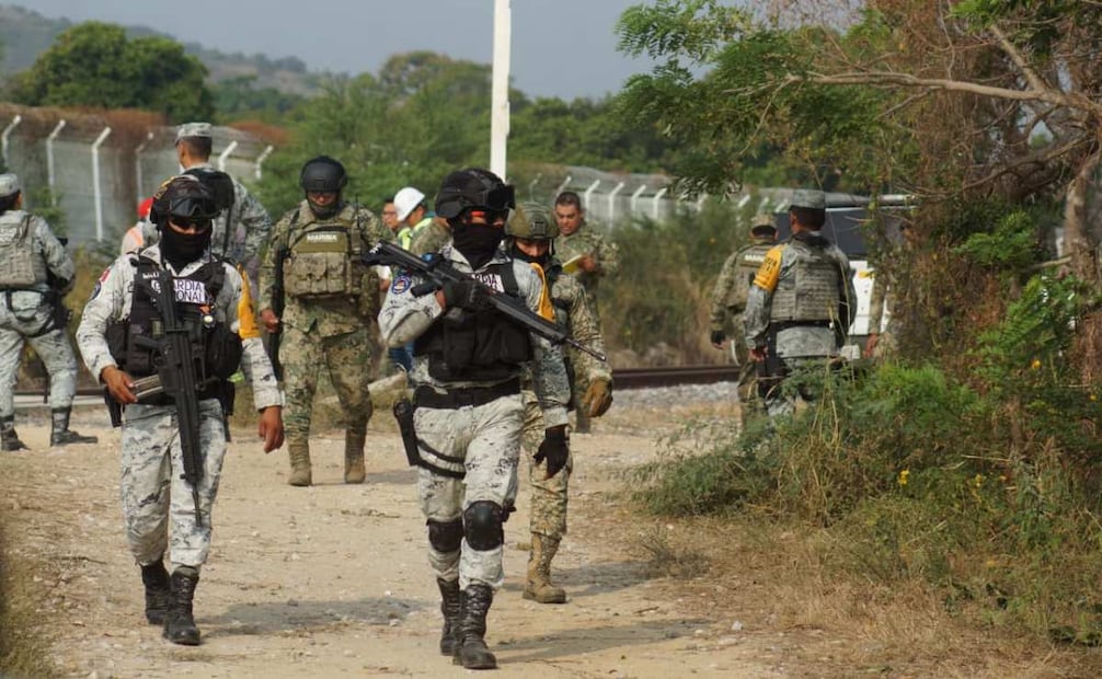 Elementos de la Marina en la zona del descarrilamiento (27/01/2026). Foto: Edwin Hernández / EL UNIVERSAL