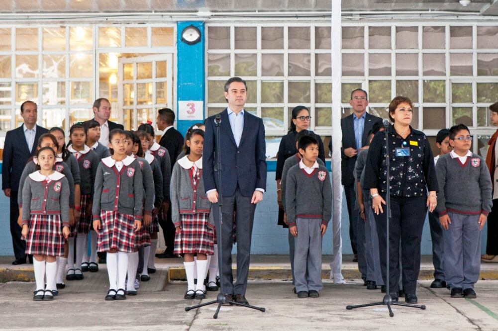 Aurelio Nuño Mayer, secretario de Educación, visitó la Escuela Primaria Profesor Antonio Barbosa Heldt, en la delegación Iztapalapa, entregó recursos del programa Escuelas al CIEN para realizar obras por 2.9 millones de pesos en ese plantel (CRISTOPHER R)