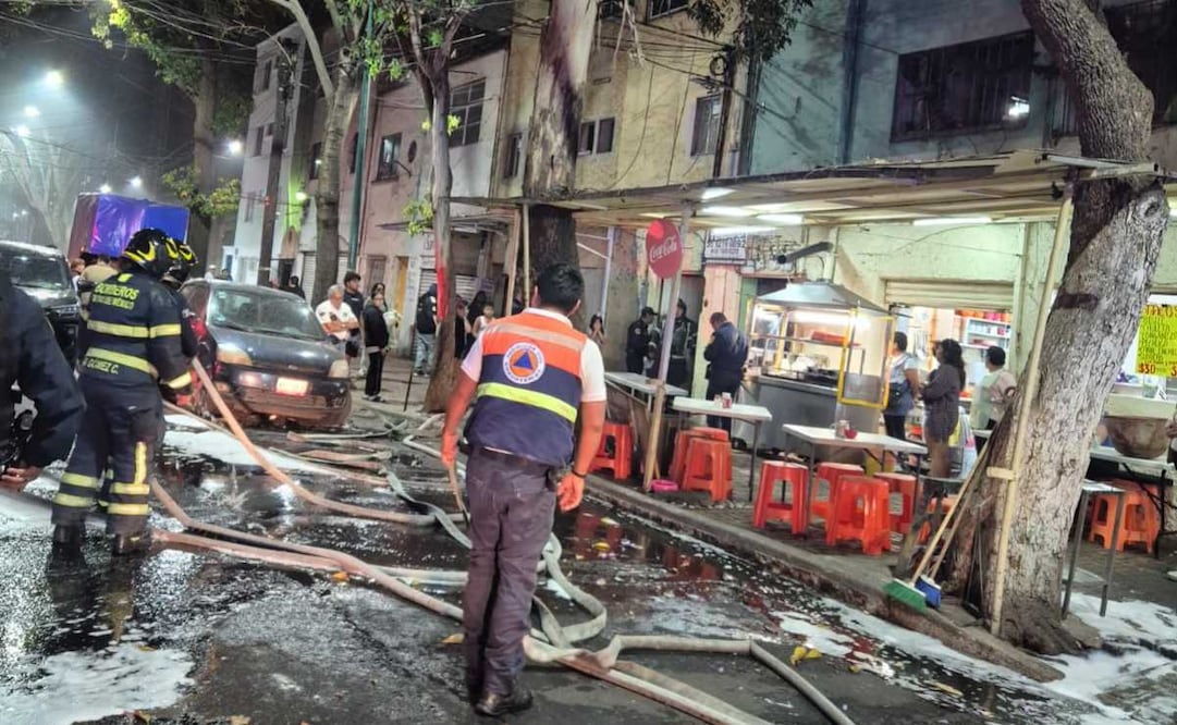 Protección Civil rescata a mascotas de incendio en departamento de colonia Obrera; reciben valoración veterinaria.
Foto: Especial.