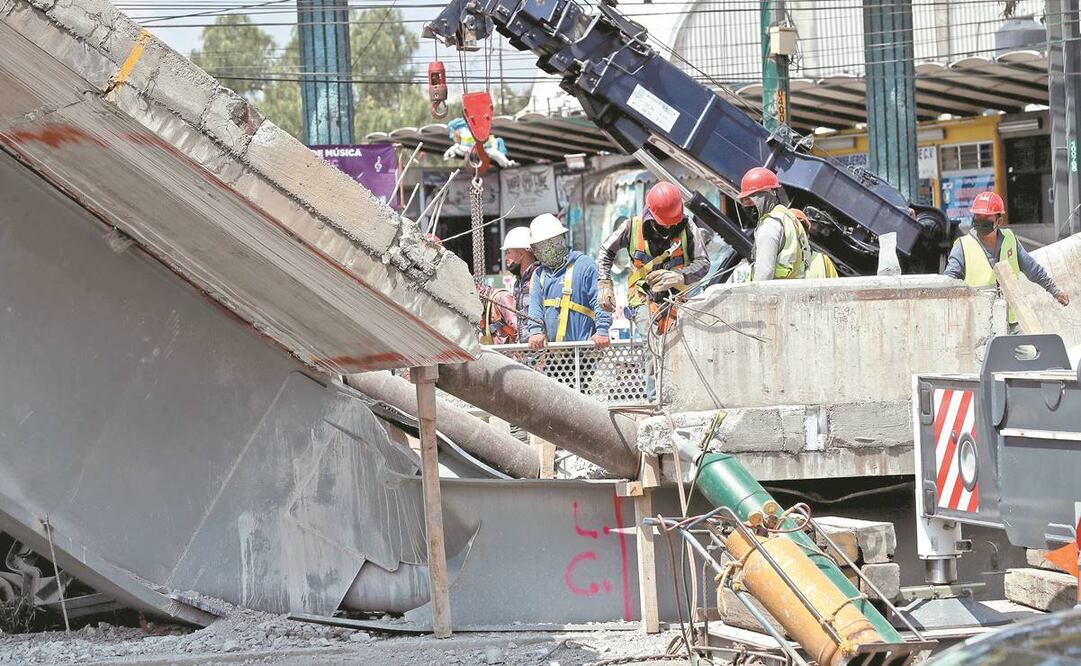 En un recorrido de EL UNIVERSAL se constataron las maniobras para liberar el tramo colapsado, mientras peritos continúan con sus labores. Foto: Juan Boites./ El Universal.