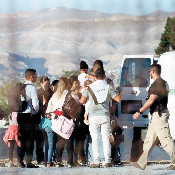 Migrantes, luego de ser detenidos por elementos de la Patrulla Fronteriza, en El Paso, Texas. MARIO TAMA. AFP