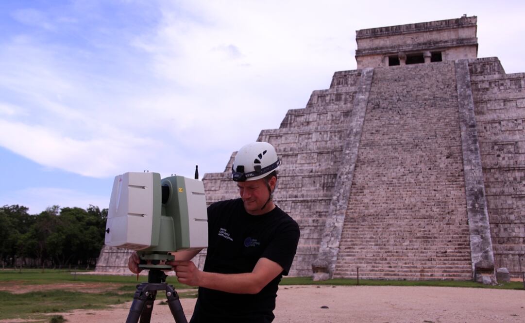 Las cuevas y laberintos bajo Chichén Itzá serán escaneados para lograr un mapa digital en tercera dimensión de ese mundo subterráneo. En la imagen, Corey Jaskolski realiza escaneo de la pirámide de Kukulkán. Foto: Karla Ortega / Proyecto Gran Acuífero Maya 