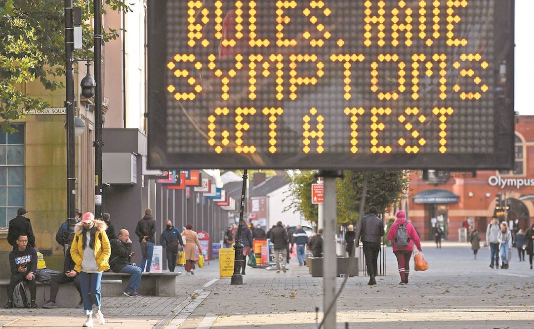 Un mensaje, en Bolton, Inglaterra , llama a las personas a seguir las reglas y si tienen síntomas de Covid a hacerse una prueba. Foto: OLI SCARFF. AFP