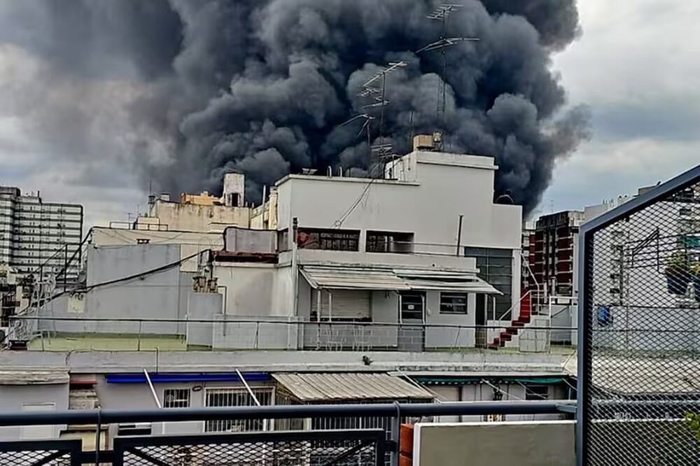 Un incendio en la estación Edesur de Caballito, en Buenos Aires, Argentina. Foto: La Nación. GDS