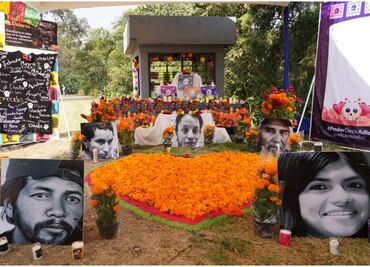 Rinden homenaje a personas en fosa común del Panteón Civil de Dolores; Mauricio Tabe coloca ofrenda