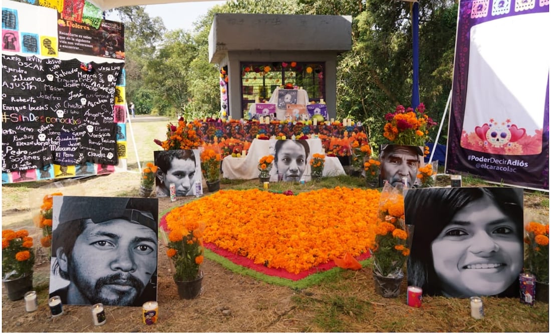 Este 2 de noviembre de 2024, Mauricio Tabe rinde homenaje a personas no identificadas en la fosa común del Panteón Civil de Dolores. Foto: Especial