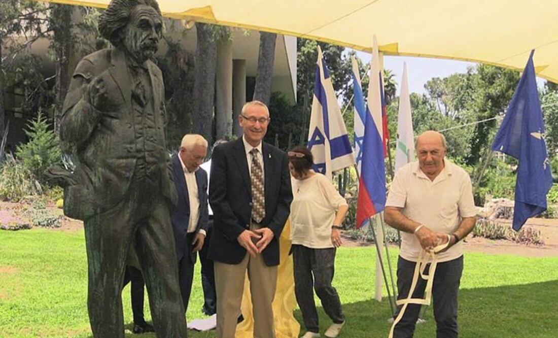 "El monumento pueda parecer muy alto pero, como ya sabéis, todo es relativo". Foto: EFE