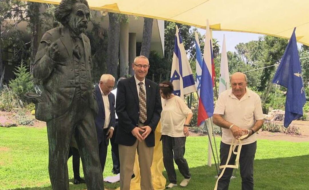 "El monumento pueda parecer muy alto pero, como ya sabéis, todo es relativo". Foto: EFE