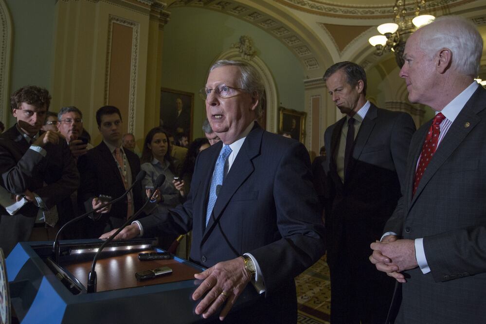 El senador republicano Mitch McConnell emitió ante los medios de comunicación la información de la enmienda a la Ley de Autorización de Defensa Nacional (NDAA) en el Capitolio en Washington (EFE)