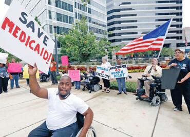 Casa Blanca rescinde su orden de congelar ayudas y préstamos federales; medida provocó la caída de portales de pagos federales